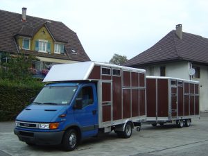 Der Pferdetransport-Anhänger unterwegs.