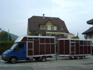 Der Pferdetransport-Anhänger unterwegs.