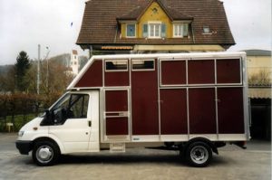 Ford mit Pferdetransport-Aufbau