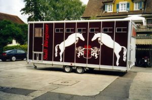 Spezial-Pferdeanhänger für 3 Pferde und separatem Wohnraum/Sattelkammer 3.5 Tonnen