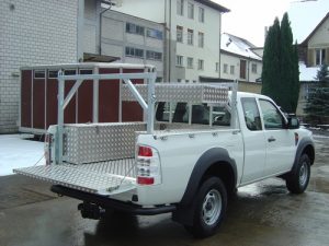 Pick-Up Riffelblechbekleidung mit Werkzeugkisten und Stangenträgern