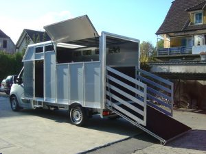 Pferdetransporter Renault mit Aufbau lackiert